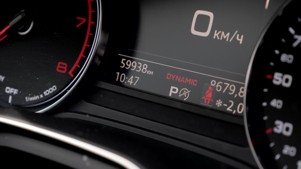 el tablero de instrumentos está puesto en "p", "d", freno de mano.