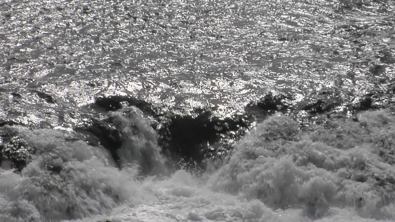 물이 강에서 바위 위로 넘어진다.