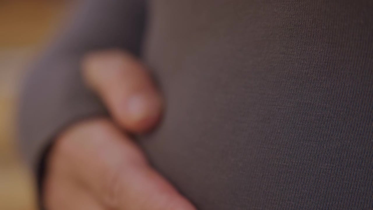 Sentuhan menenangkan untuk ibu hamil. Pijat prenatal yang menenangkan untuk meredakan ketidaknyamanan kehamilan. Terapi sentuhan yang menenangkan dan penuh perhatian yang bertujuan untuk menenangkan ibu hamil selama kehamilan
