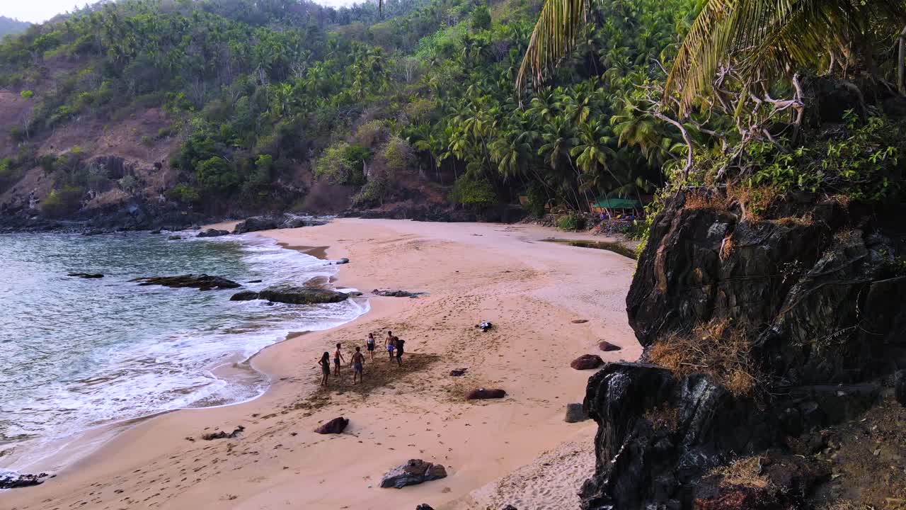 escena de playa tranquila con gente