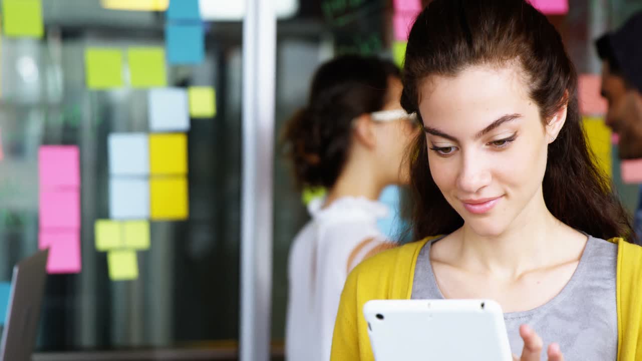 ejecutiva sonriente usando una tableta digital