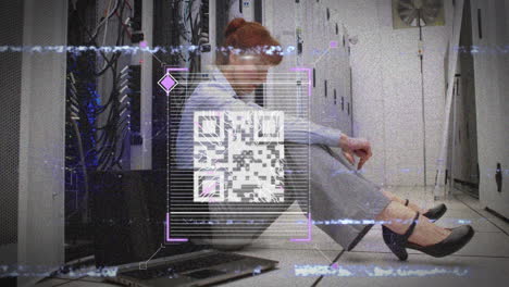 animación de interferencia, código qr, huellas dactilares y datos sobre la mujer que trabaja en la sala de servidores