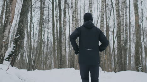 Junger-Läufer-Im-Winter-Beim-Joggen-Im-Park.