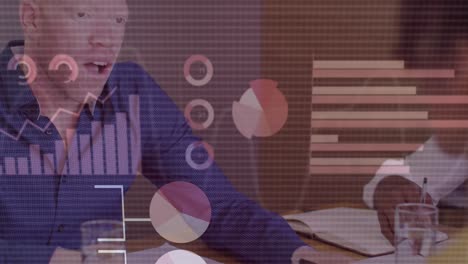 animación del procesamiento de datos sobre el hombre albino afroamericano en la oficina