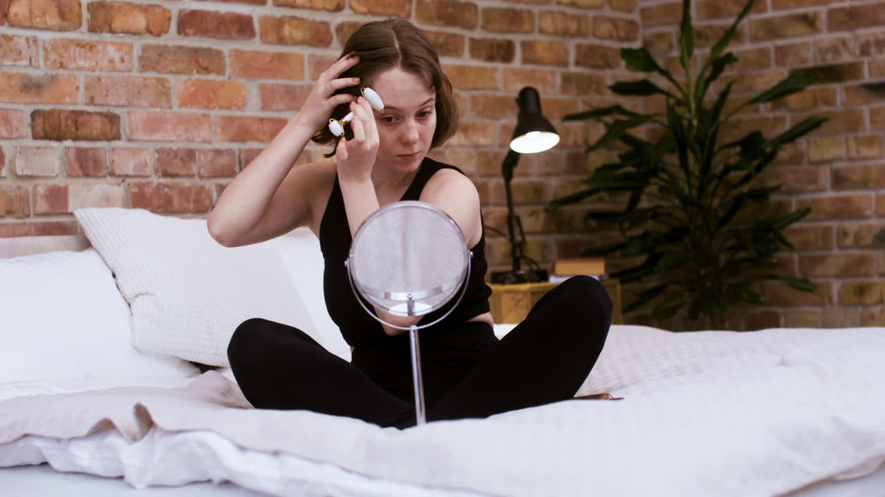 женщина в спальне