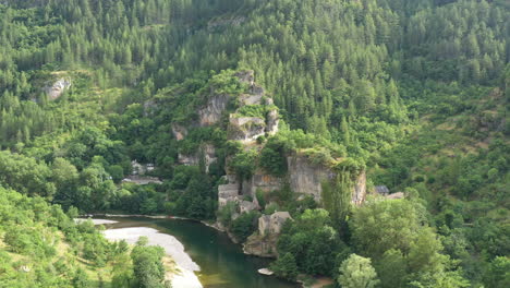 Vista-Aérea-Del-Pueblo-De-Castelbouc-Con-Antiguas-Ruinas-Del-Castillo-En-Un-Pico-Rocoso-Francia