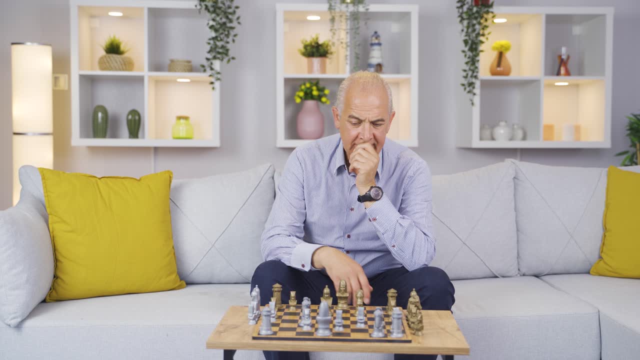 el viejo está solo en casa jugando al ajedrez.