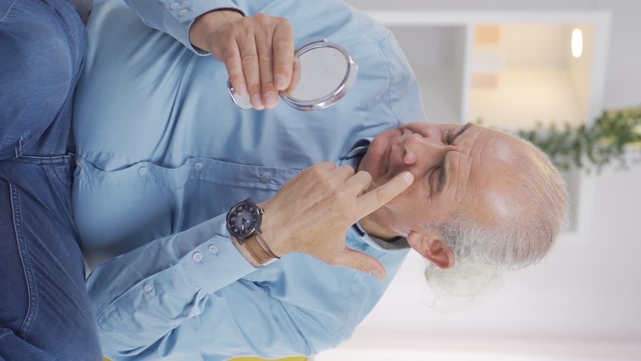 vídeo vertical del anciano que se cree feo.