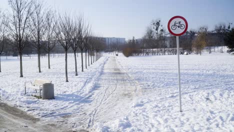 Kein-Radfahrschild-Im-Park-Während-Der-Statischen-Winteraufnahme-1