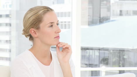 Portrait-of-a-positive-businesswoman