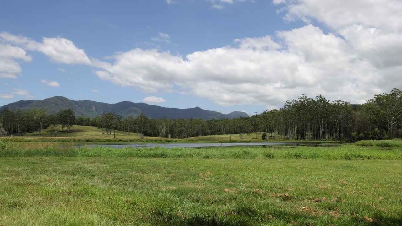 paisaje rural australiano con estanques y montañas