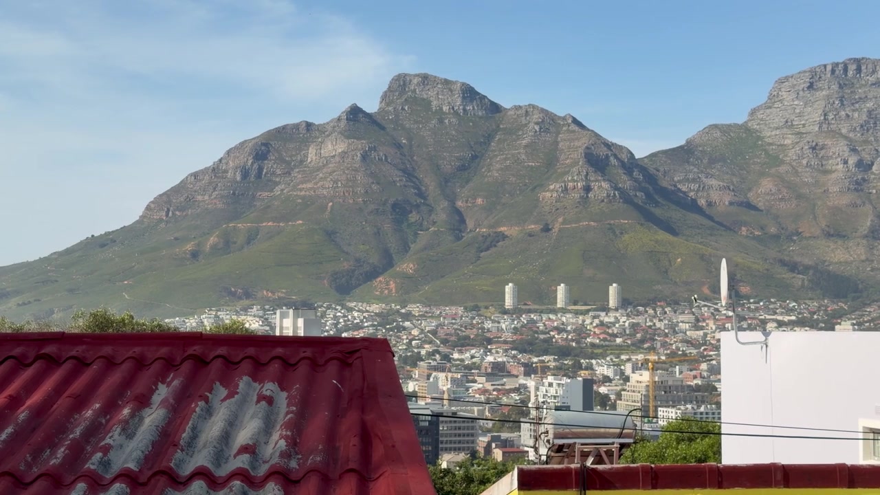 Picco del Diavolo e Table Mountain con la città di Città del Capo sulle pendici della montagna, vista da Bo Kaap