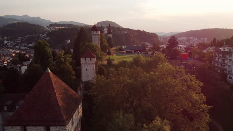 Flight-over-the-old-fortification-walls-and-watchtowers-of-Museggmauer-in-Lucern,-Switzerland