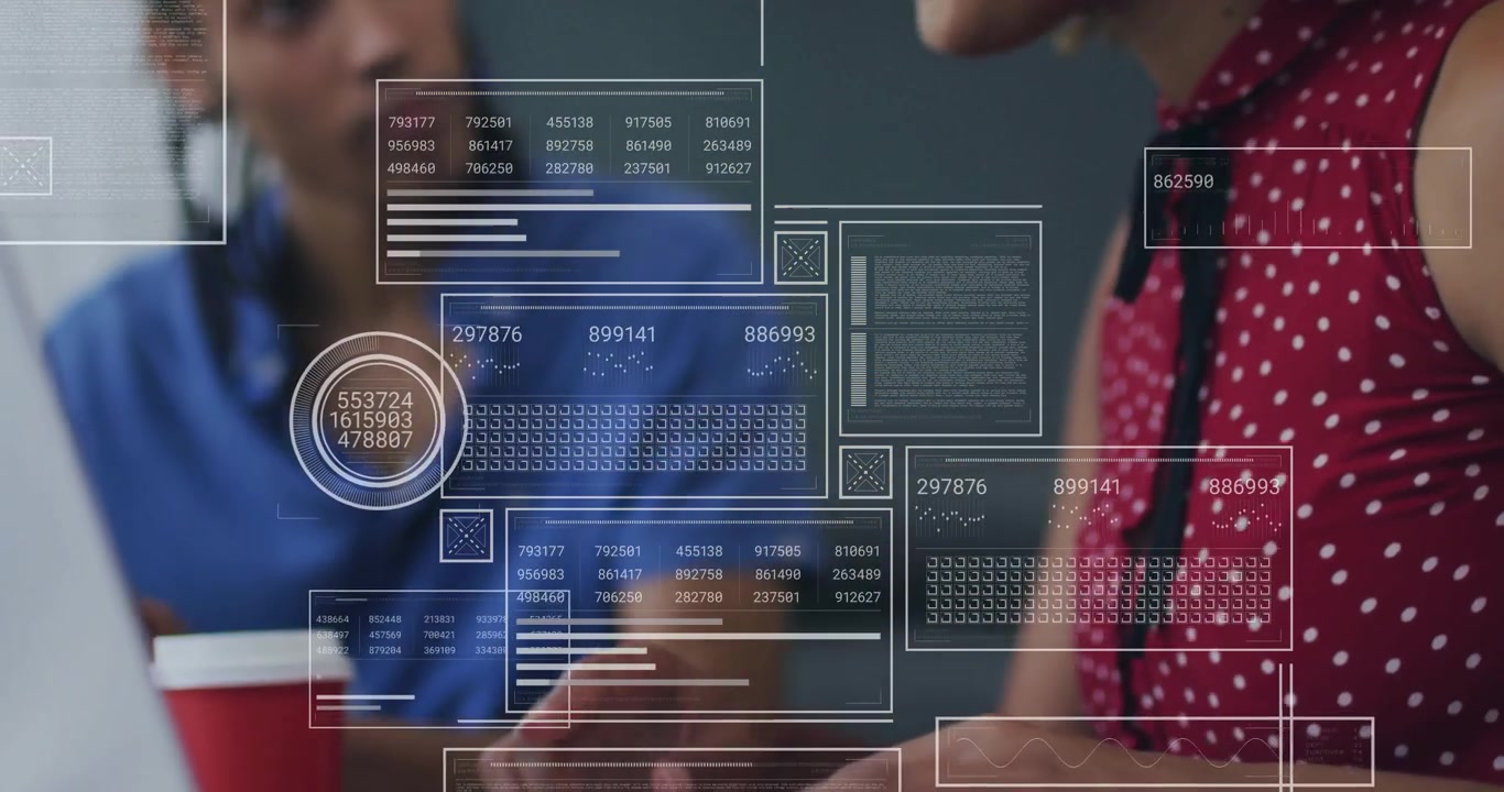 Kvinne som skriver på bærbar PC med animert digital dataoverlegg
