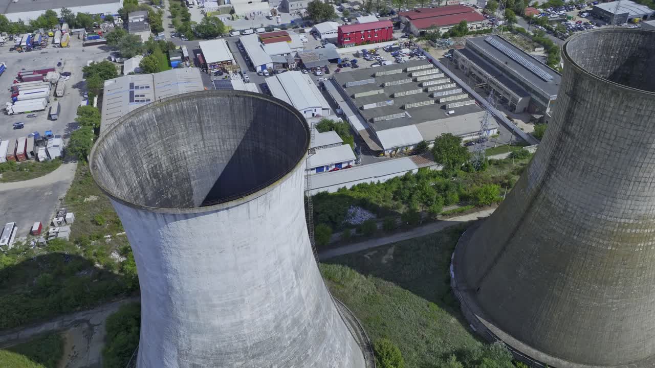 vuelo de drones sobre torres de enfriamiento de tiro natural - planta de cemento heidelberg en bucarest, rumania