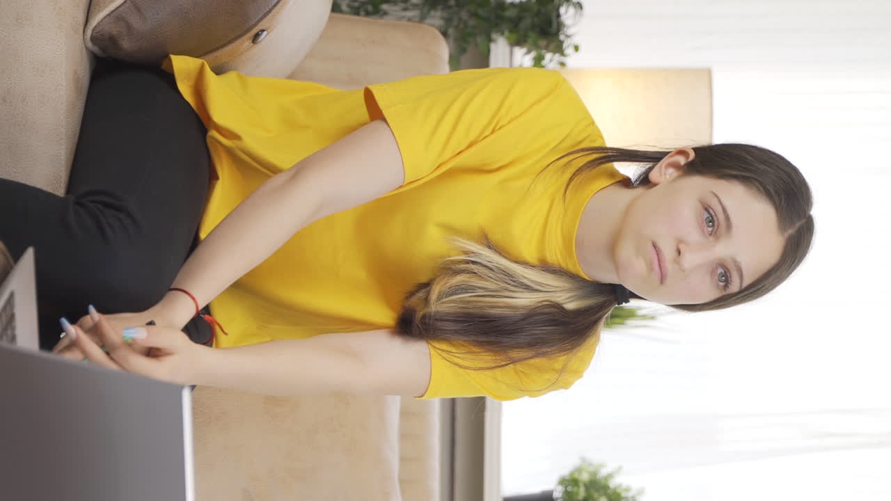 video vertical del retrato de una estudiante nerd.