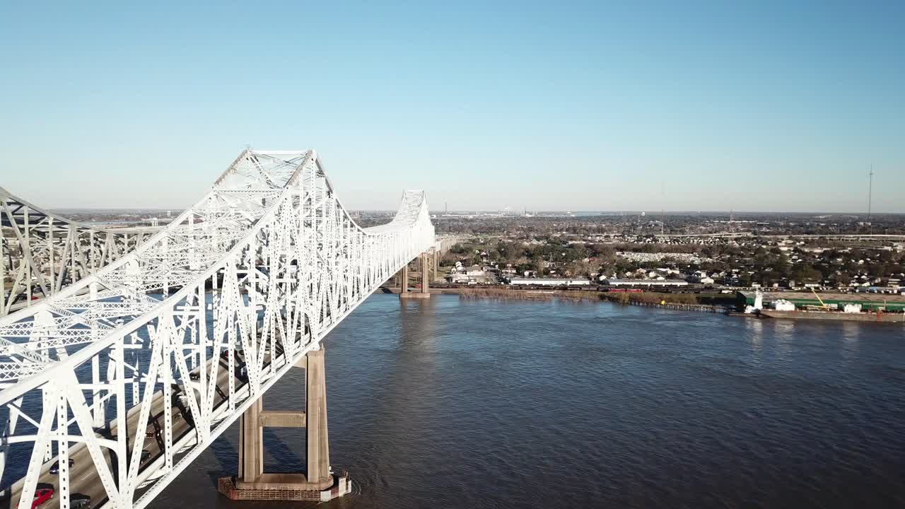 puente de conexión de crescent city sobre el río mississippi con boland marine perry street wharf en la distancia en louisiana, estados unidos