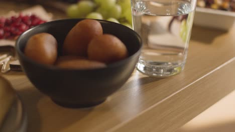 gros plan de la nourriture sur la table familiale musulmane dans la maison pour un repas célébrant l'aïd 2