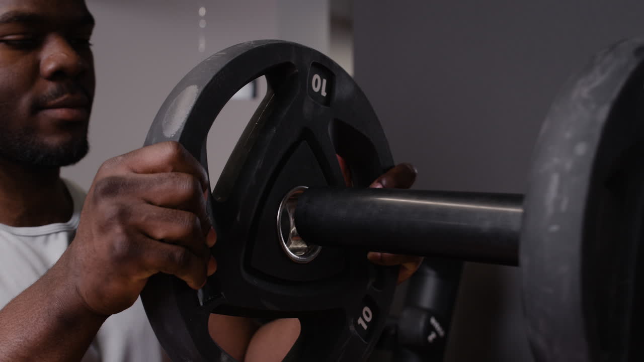 체육관 에서 무게 를 들어 올리는 남자