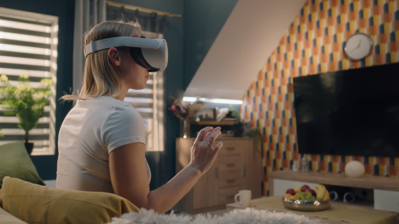 женщина испытывает виртуальную реальность дома