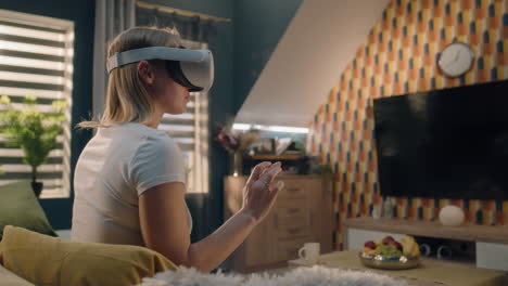 mujer experimentando la realidad virtual en casa