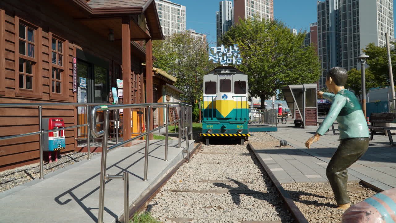 한국 의 게온암동 철도 마을 에 있는 열차 트랙 근처 에 있는 여러 가지 위치 에 있는 어린이 들 의 동상