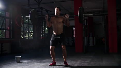 Hombre-Con-El-Torso-Desnudo-Levantando-Pesas-En-Un-Gimnasio