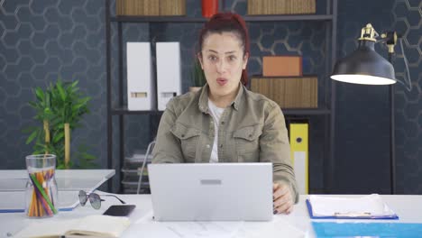 Business-woman-looking-at-camera-with-wow-expression.