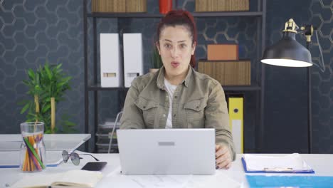 mujer de negocios mirando a la cámara con una expresión de sorpresa.