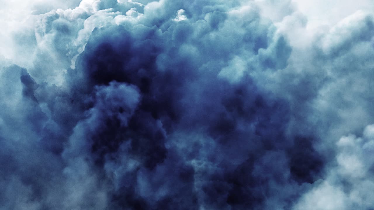 厚い雲が雲の中で稲妻を閃きながら近づいてきた