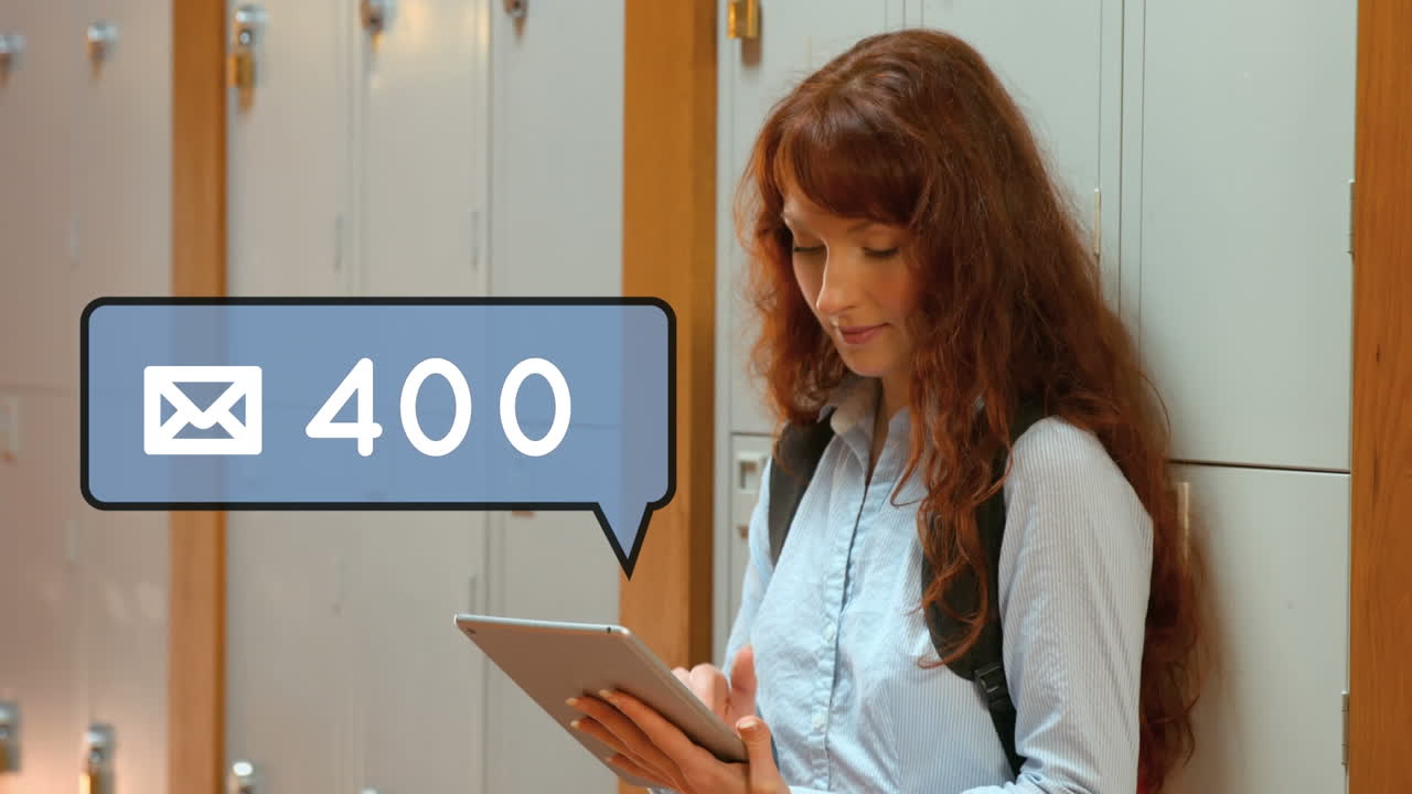 студентка, использующая планшет