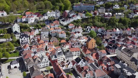 Teures-Viertel-Floyfjellet-Im-Stadtzentrum-Von-Bergen-–-Umgekehrte-Luftaufnahme-Norwegen