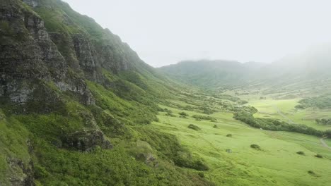 Disparo-De-Dron-Volando-A-Lo-Largo-De-La-Cordillera-De-Kualoa