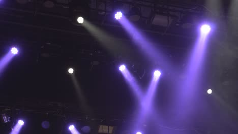 las luces del escenario brillando en el estudio. animación en bucle sin fisuras.