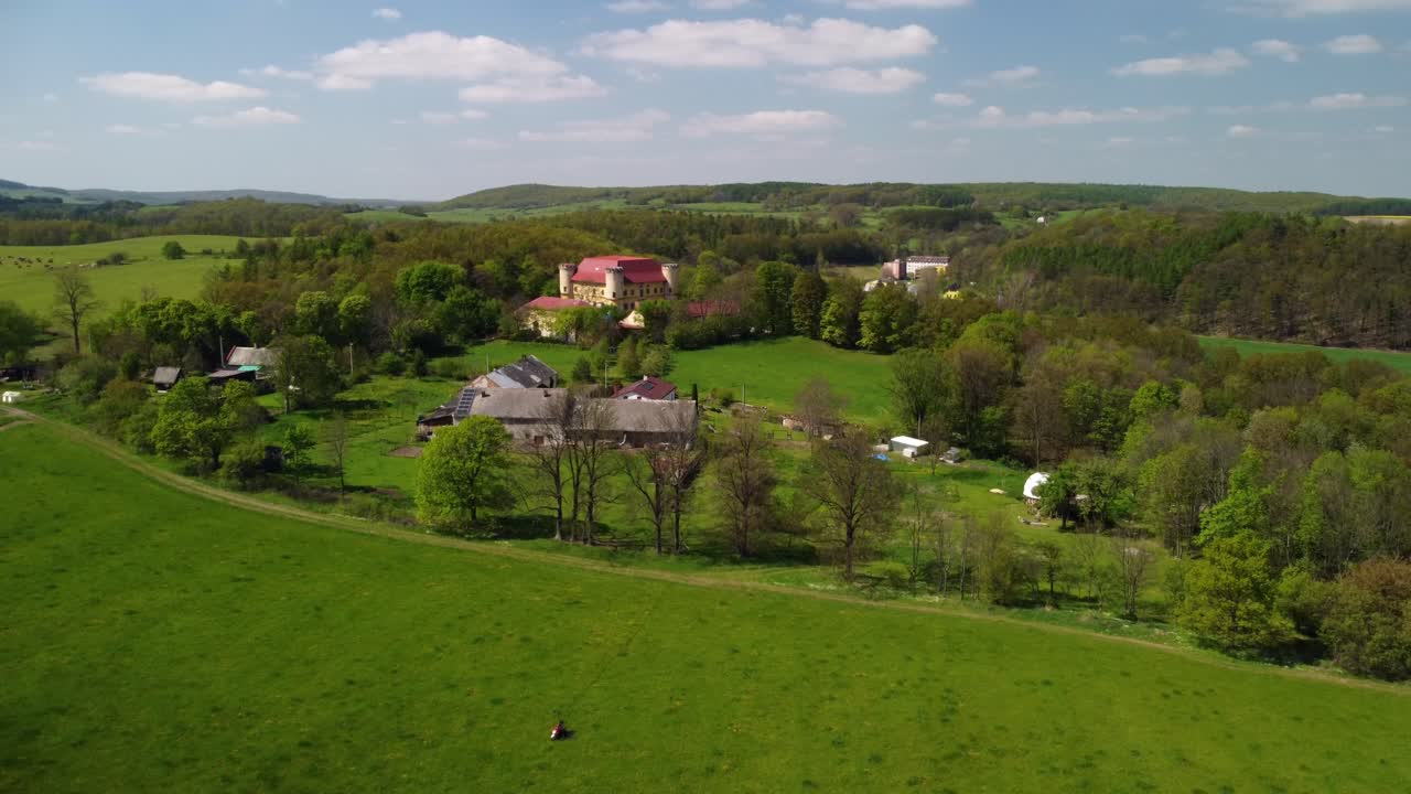 Ilmakuva Neidonlinnasta. Tšekkiläinen linna kukkulan laella. Divci Hrad, Tšekki 4K.