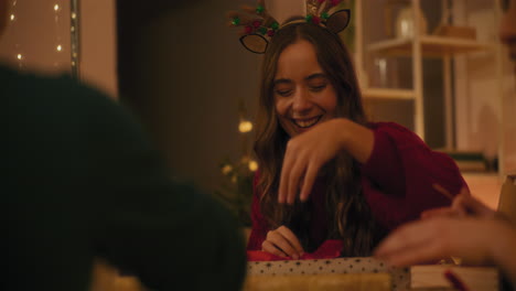 amigos disfrutando de la víspera de navidad juntos en casa