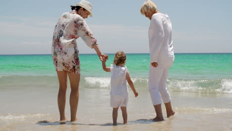 Großmutter-Mutter-Und-Kleines-Mädchen-Spielen-Am-Strand