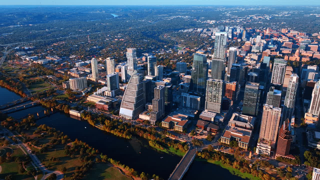 Austin, USA, 21 novembre 2025: Ampio panorama aereo della città di Austin, Texas, durante l'ora d'oro. Vista panoramica elevata degli edifici del centro di Austin con il Lady Bird Lake e le colline verdi.