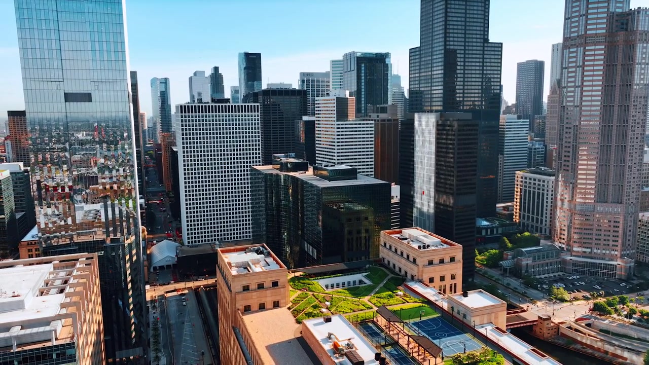 Architettura moderna in vetro e metallo di Chicago, Illinois, Stati Uniti. Zona verde, campi da basket e da tennis sulla cima dell'edificio.