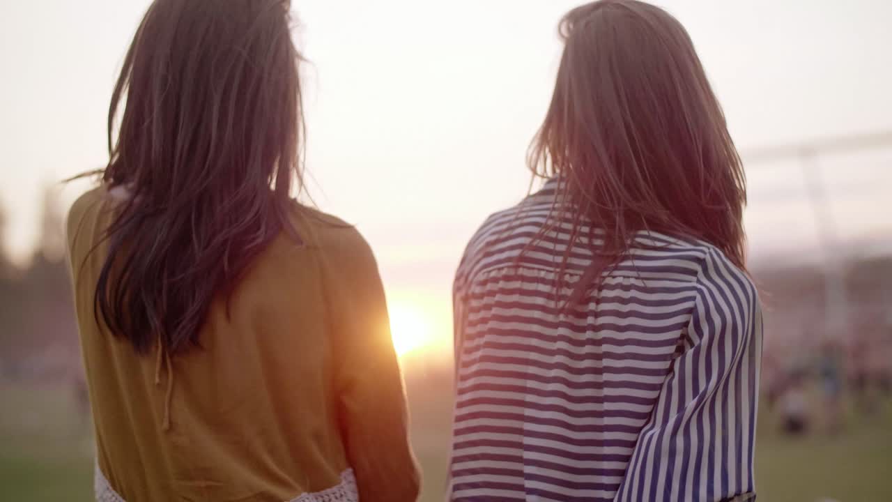 음악 축제 에서 춤 을 추는 여자 들 의 뒷면