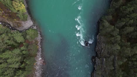 Topdown-Aufnahme-Eines-Türkisfarbenen-Flusses-In-Norwegen