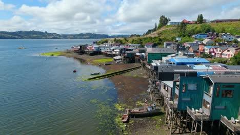 Luftbild-Panorama-Drohne-An-Der-Meeresküste-über-Den-Stelzenhäusern-Von-Castro,-Chilenische-Patagonien-Himmel-Insellandschaft-Im-Sommer-Bei-Tageslicht,-Südamerikanische-Chiloé-Reise