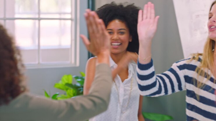 Donne che festeggiano il successo in una riunione