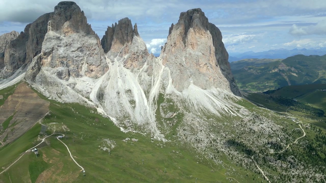 Riprese aeree in 4K delle Dolomiti in Trentino-Alto Adige, Italia, ad agosto 2024.