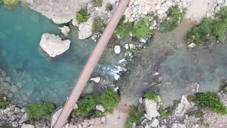 Blick-Von-Oben-Auf-Den-Wasserfall-Der-Brücke