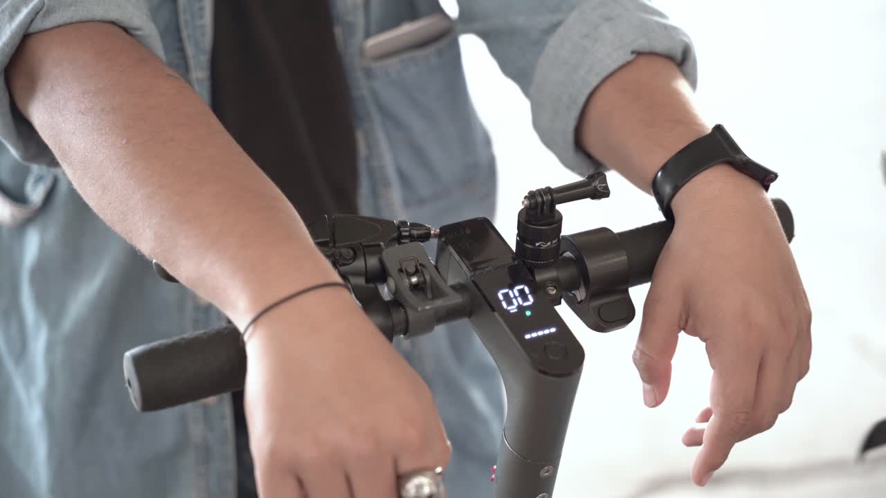 전기 스쿠터를 들고 있는 사람의 클로즈업