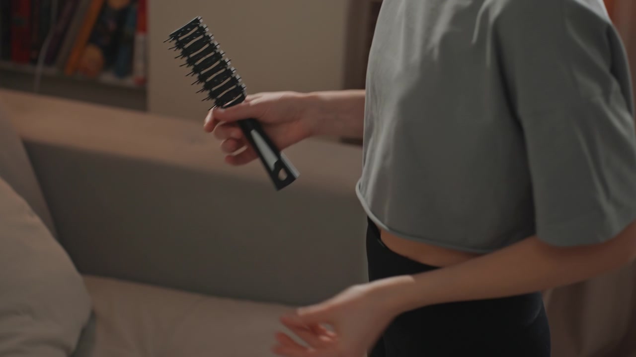 Cura personale e vestizione rilassate per le mattine. Routine tranquilla per iniziare la giornata in modo positivo e confortevole. Cura personale e styling quotidiani rilassati per garantire un inizio di giornata sereno e allegro.