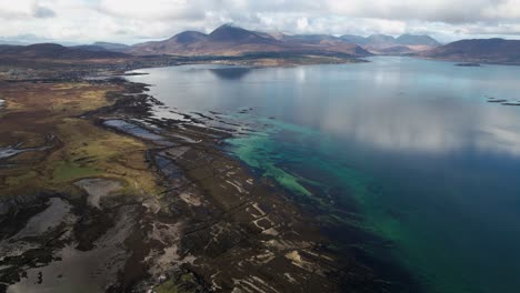 Bella-Reflexión-Sobre-El-Paisaje-Montañoso-En-La-Bahía-Azul-Claro-De-Broadford-En-La-Isla-De-Skye