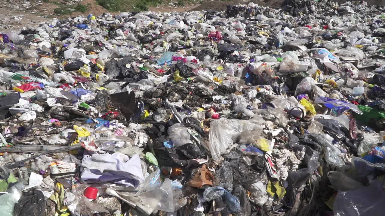 pan en cámara lenta sobre los residuos en un vertedero