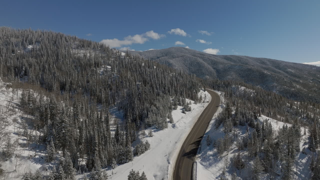toma aérea en órbita de una carretera de montaña fuera de steamboat springs